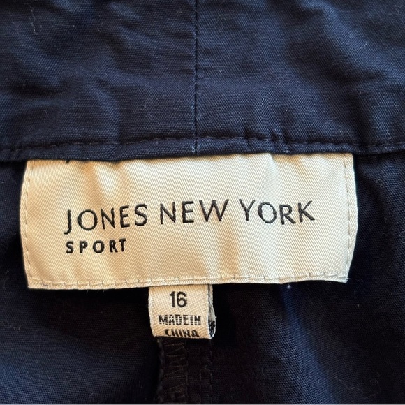❤️2/$15❤️ or 3/$21 ❤️ Jones  New York Navy Blue Cargo Capris, Size 16 - Picture 8 of 10